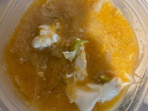 キャベツと玉ねぎのピリ辛卵スープ